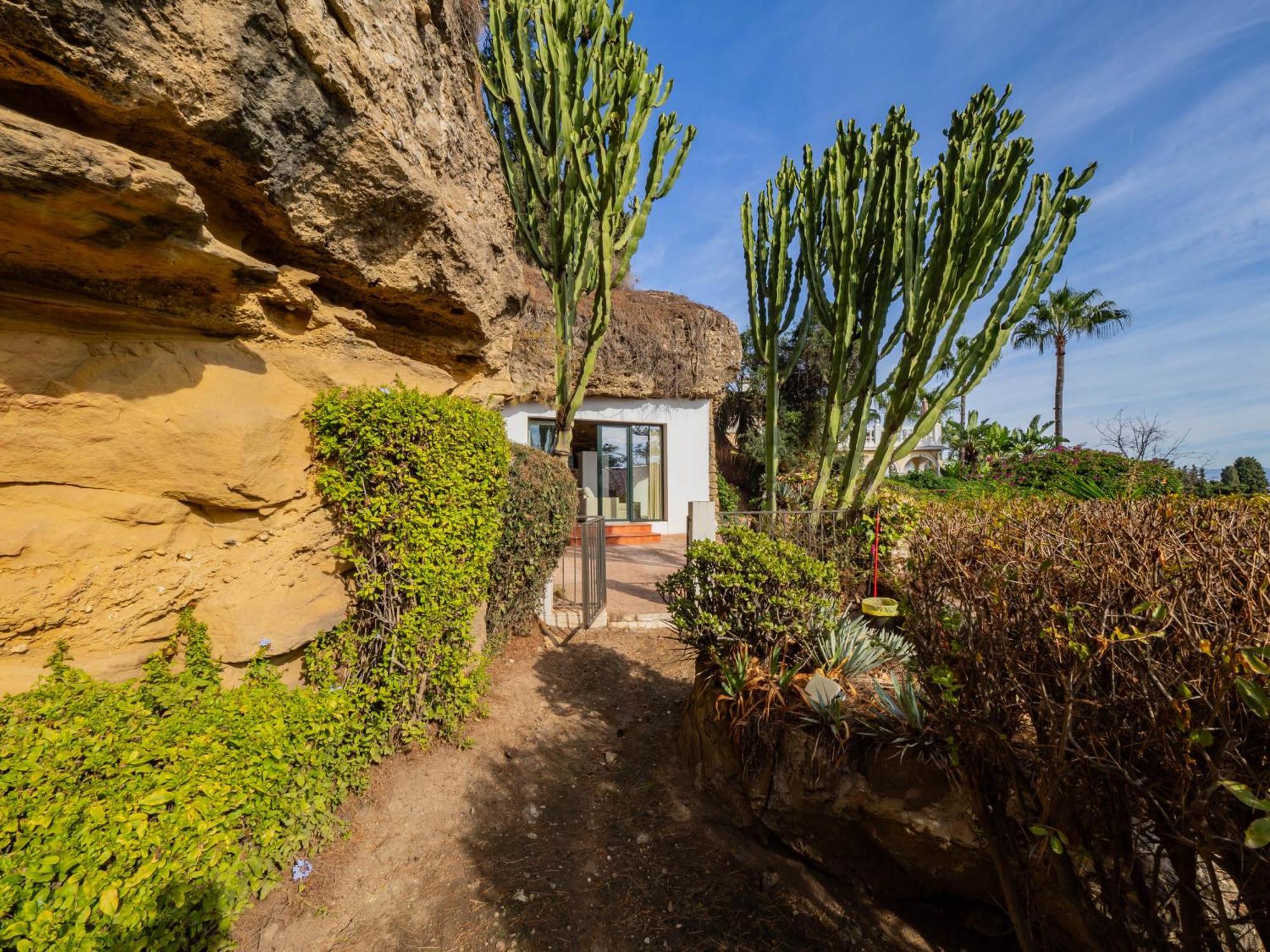 Villa Cubo's Capuchinas & Cave House *