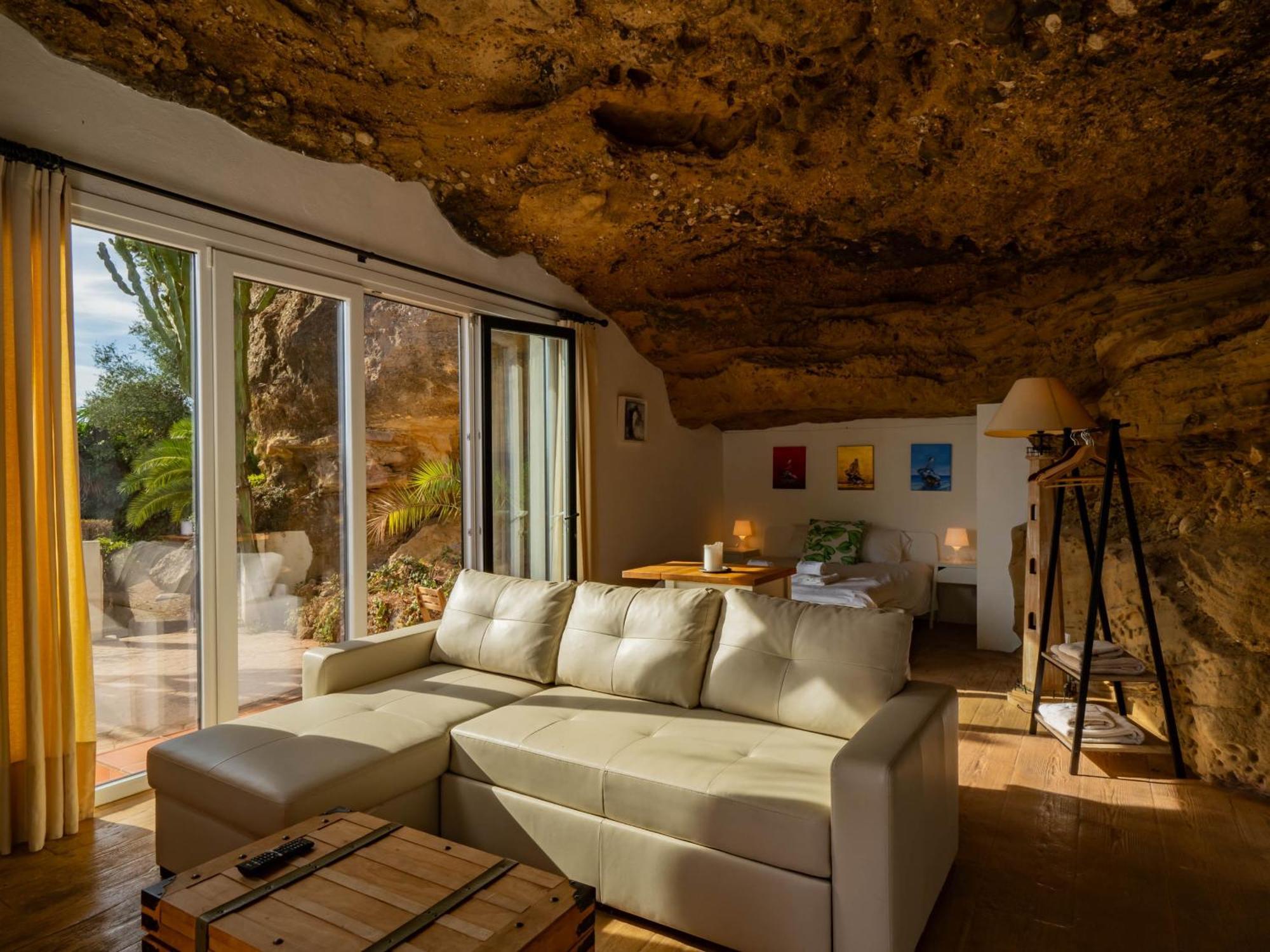 Cubo's Capuchinas & Cave House Villa *