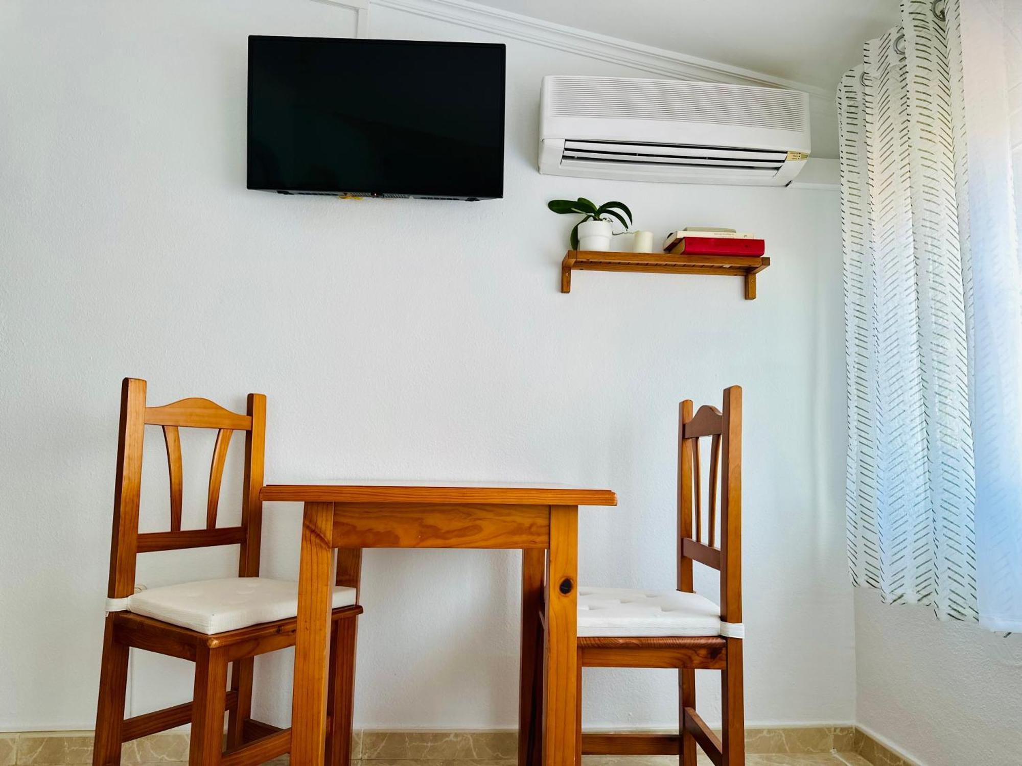 Cozy- 100m From The With Pool & Perfect For2 Appartement Torremolinos