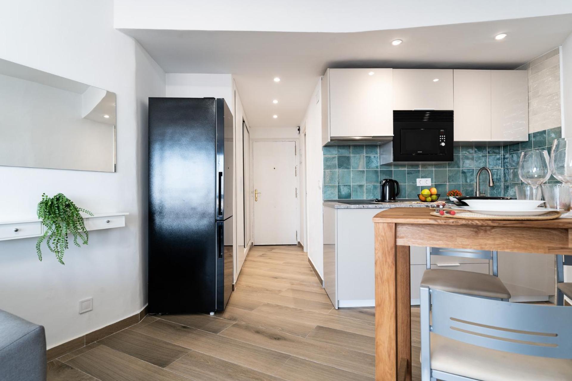 Malagasuite Glow Studio & Pool Apartment *