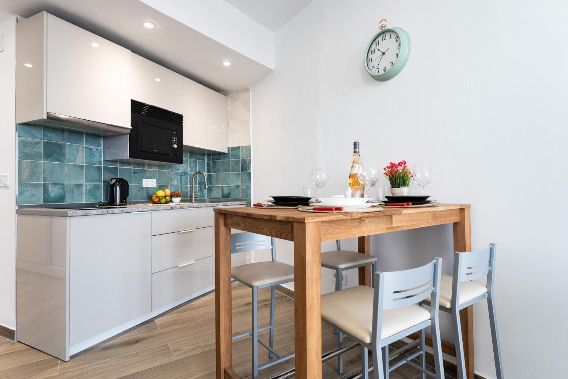 Malagasuite Glow Studio & Pool Apartment *