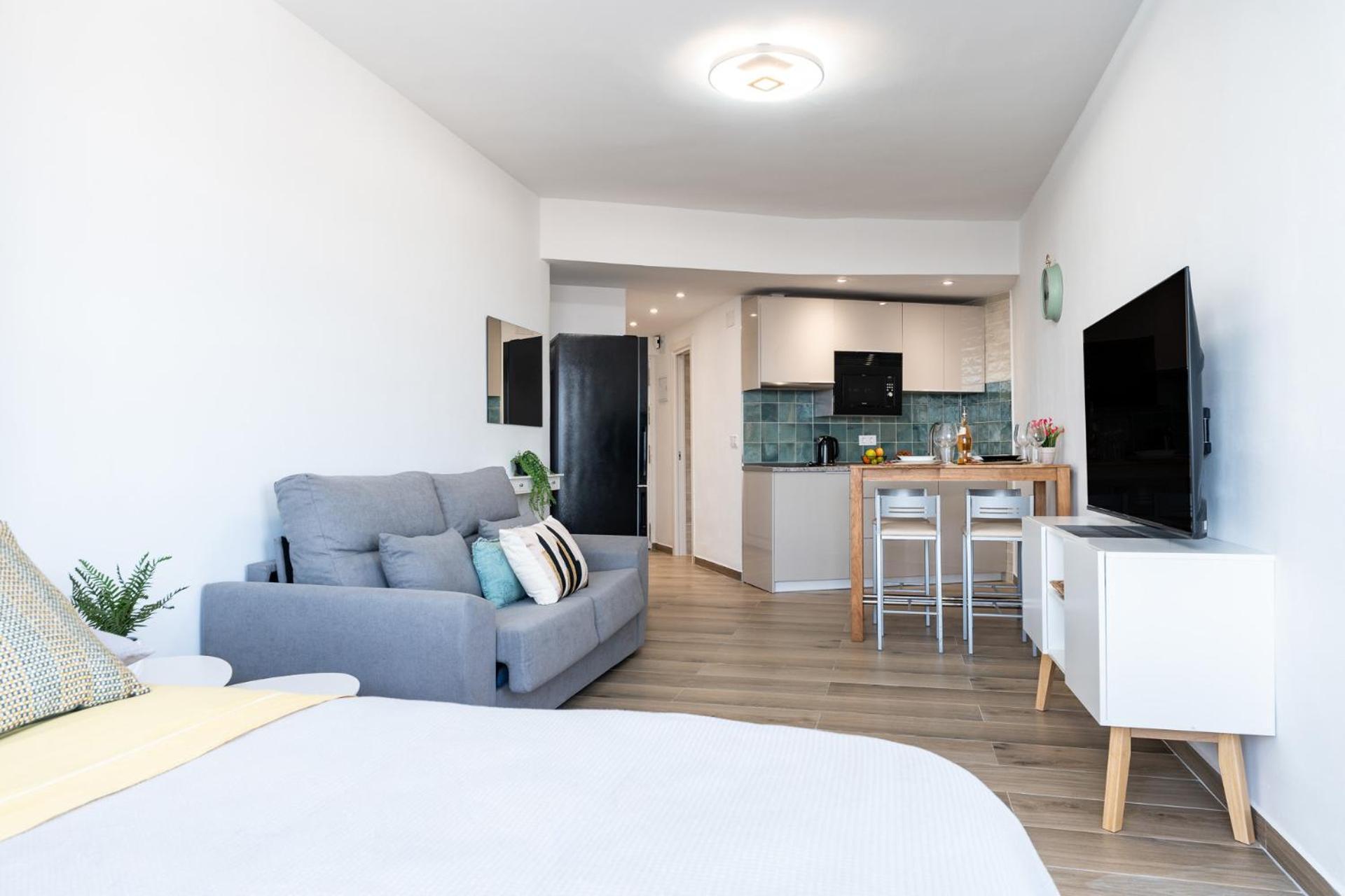 Apartment Malagasuite Glow Studio & Pool