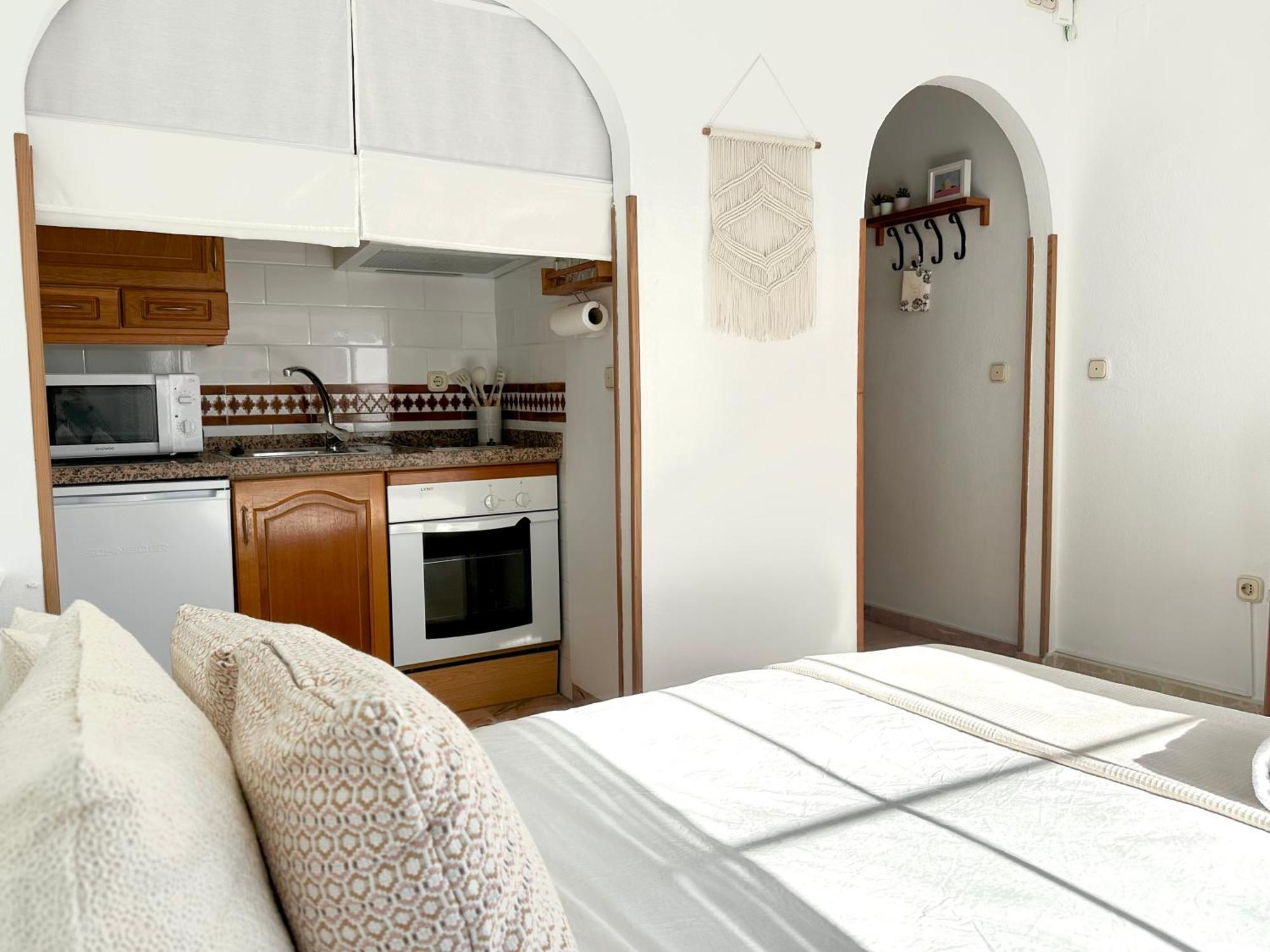 Cozy- 100m From The With Pool & Perfect For2 Appartement Torremolinos