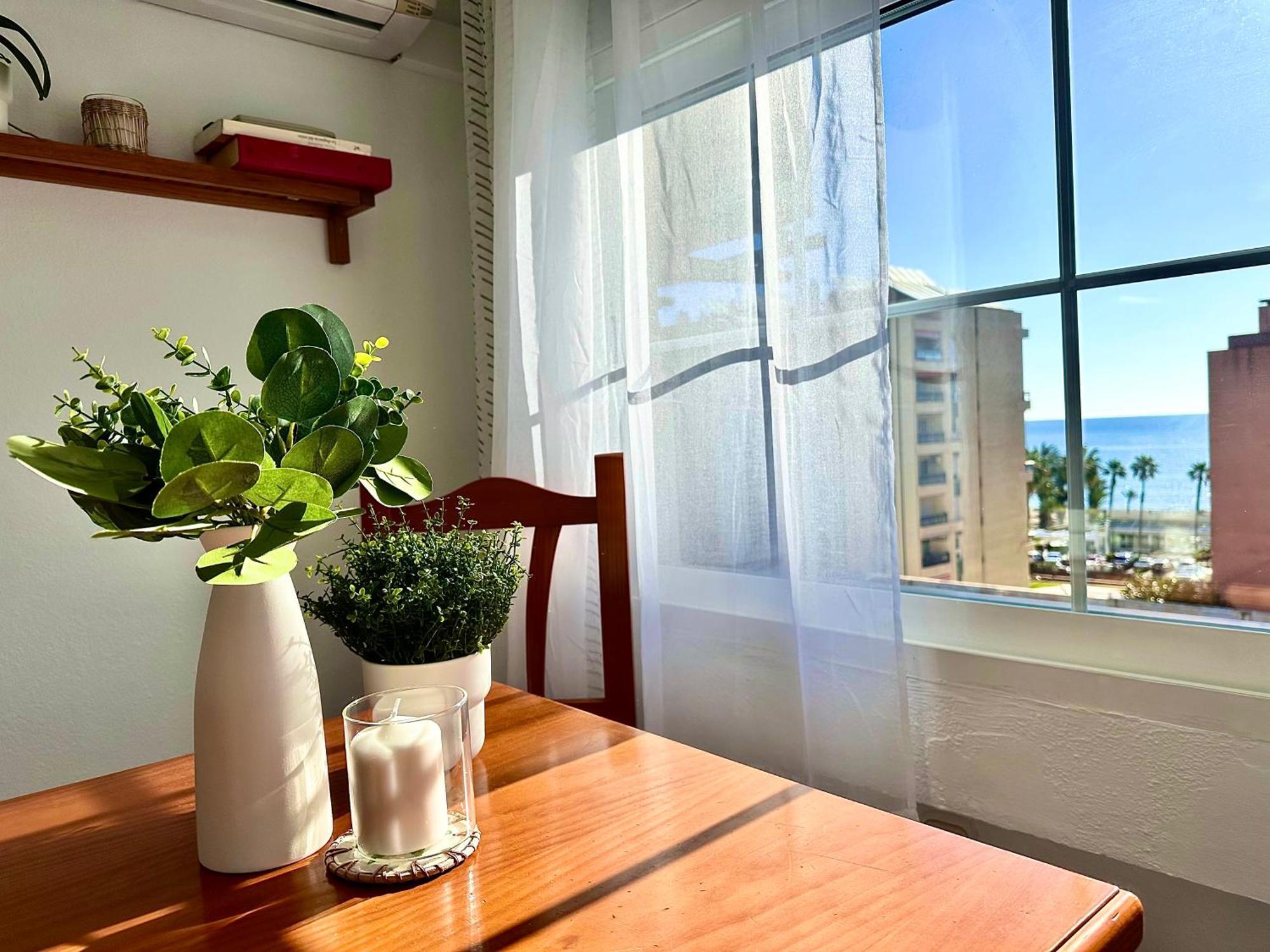 Cozy- 100m From The With Pool & Perfect For2