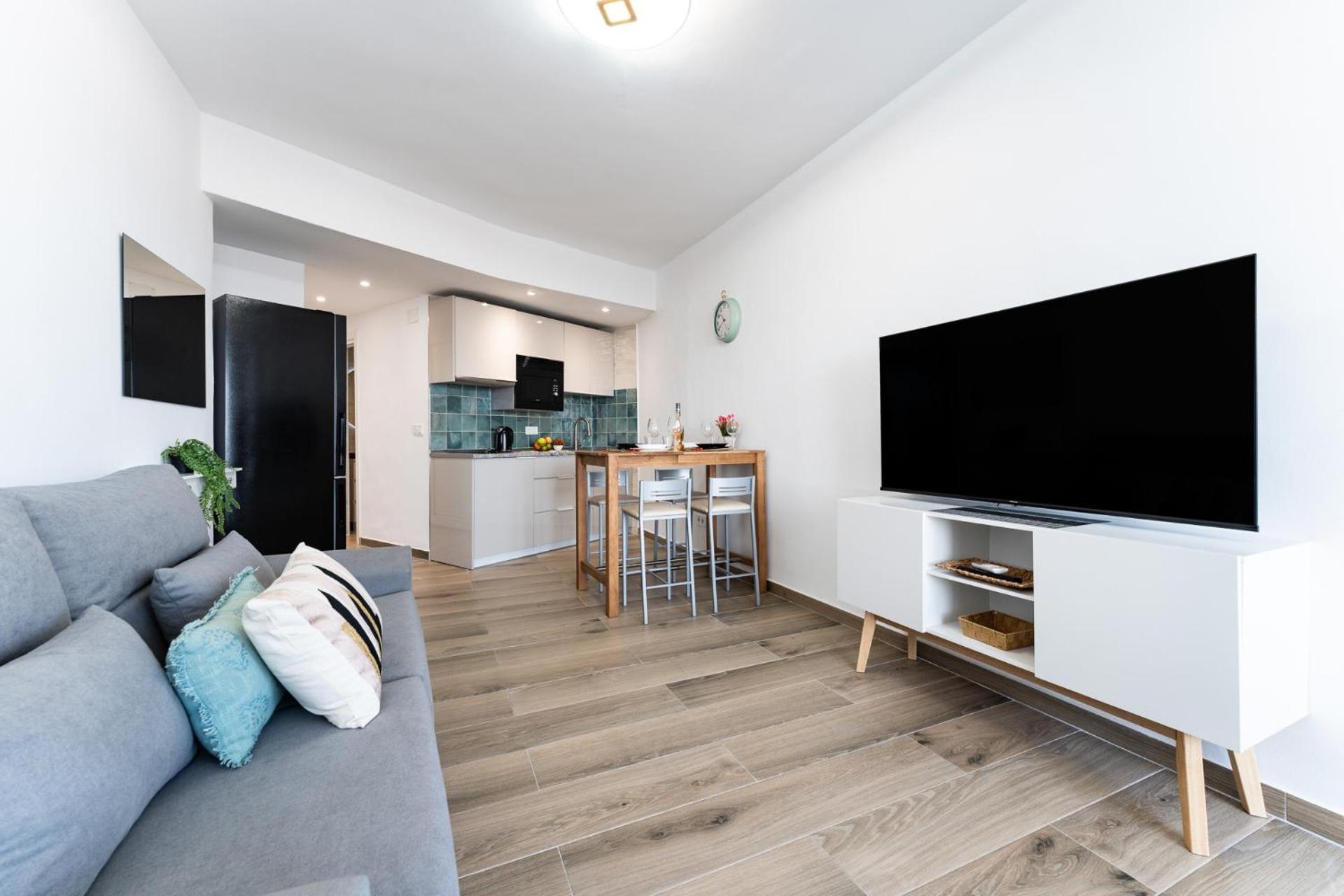 Malagasuite Pool & Glow Apartment