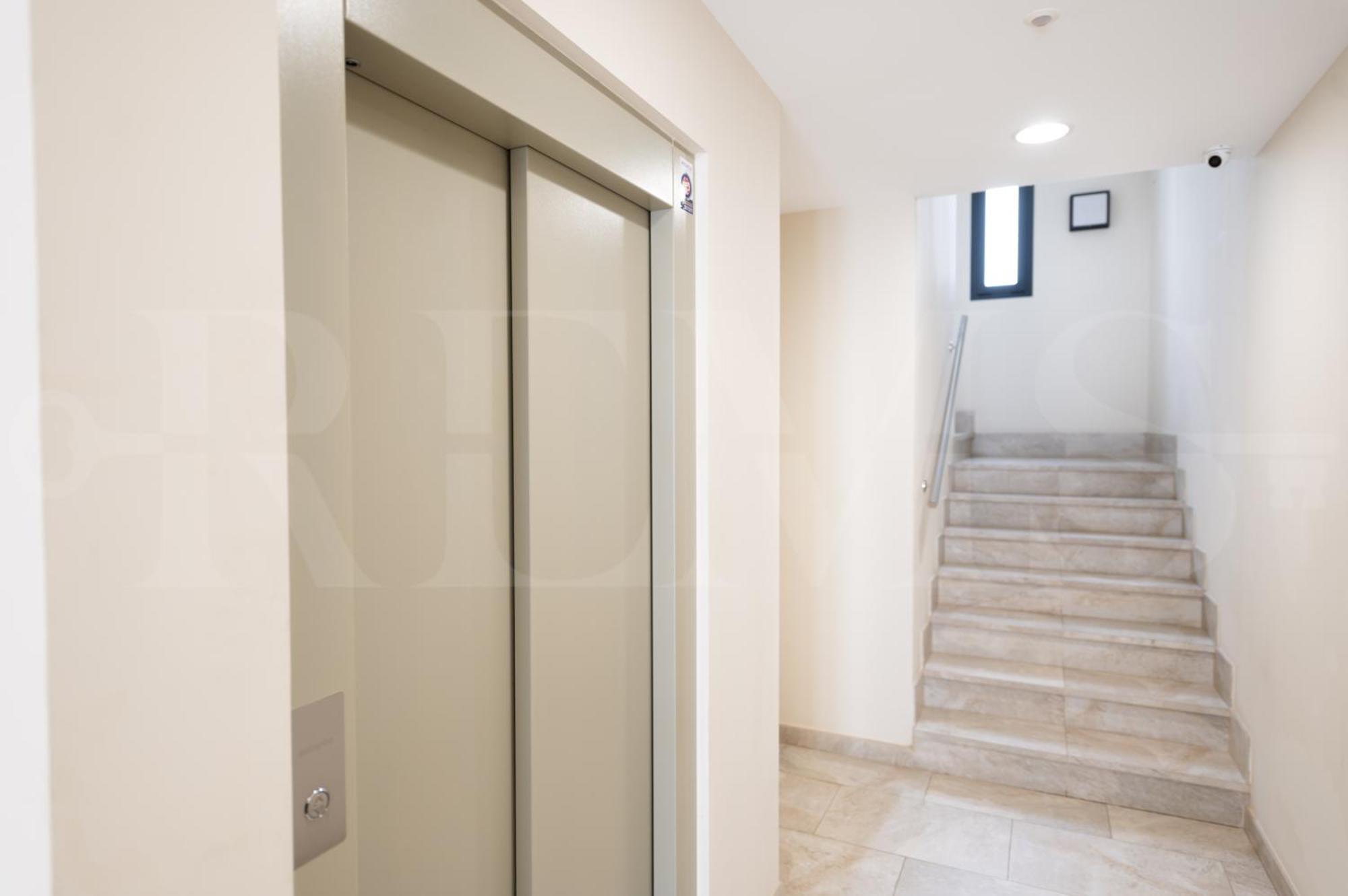 Beachside Escape With Parking And Pool Rems