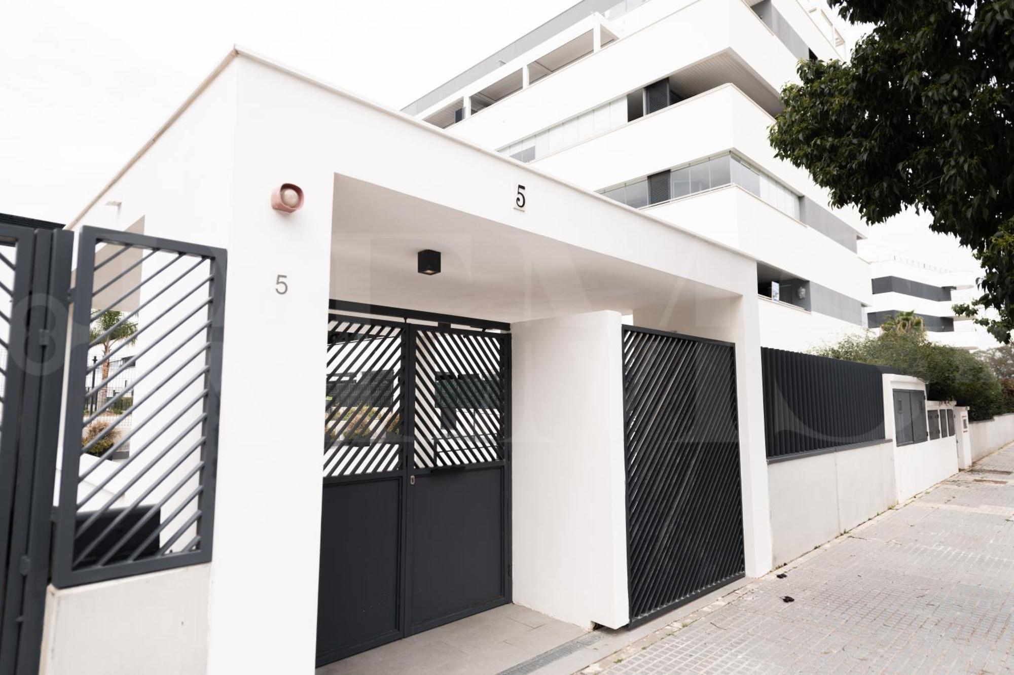 Beachside Escape With Parking And Pool Rems Apartment *
