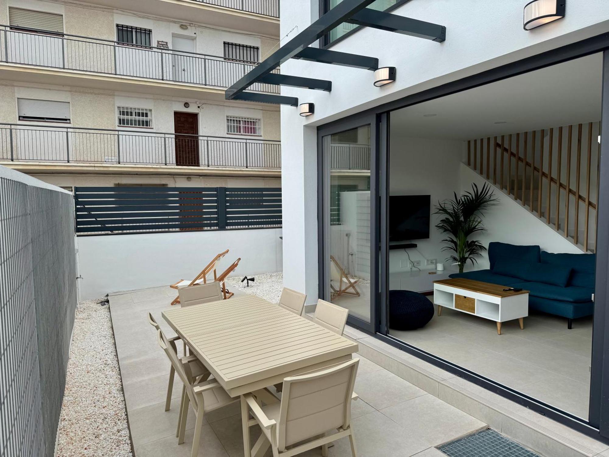 Delsol - Modern Private Pool Short Walk To *
