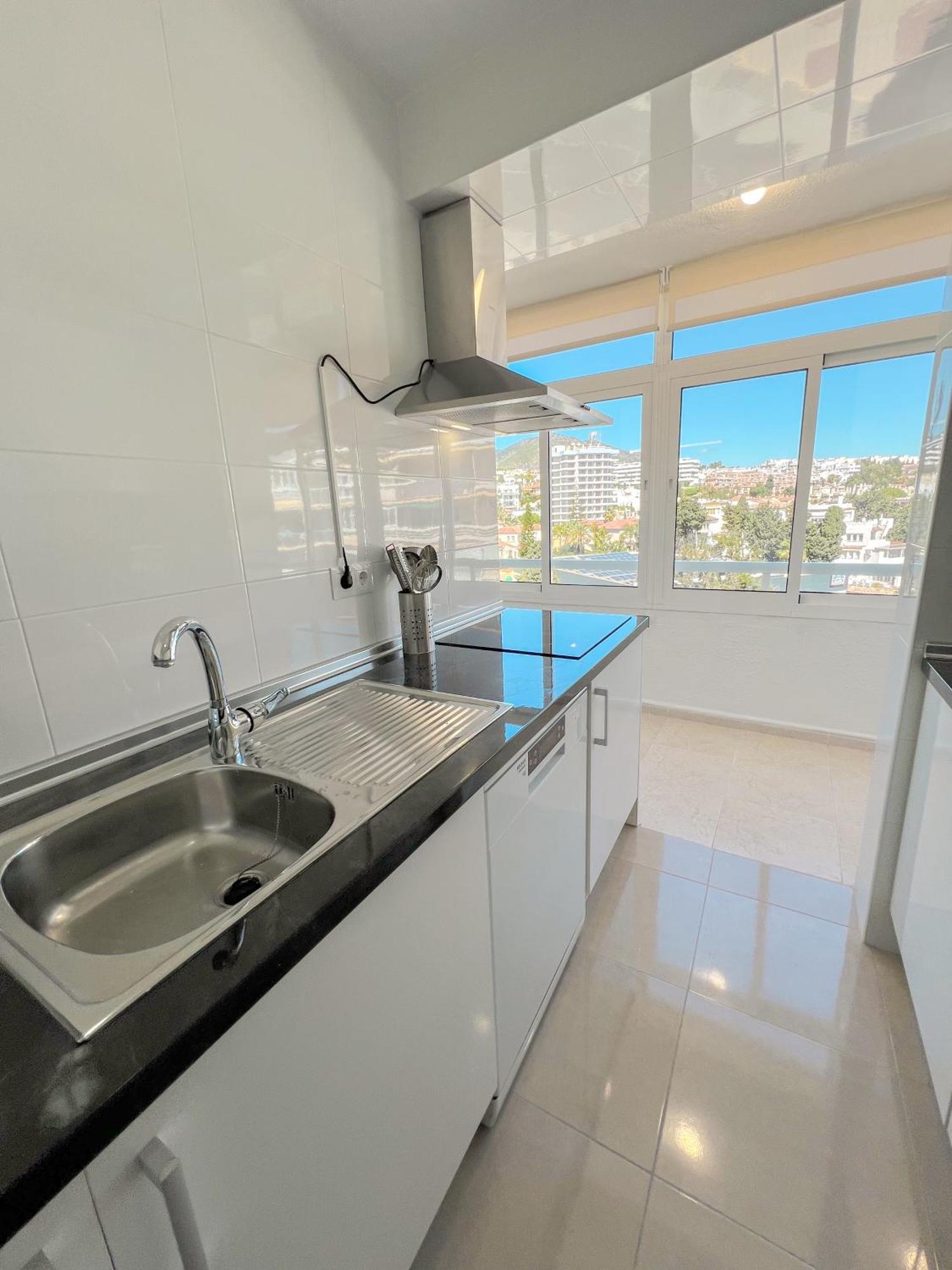 Modern & Bright With Balcony Torremolinos