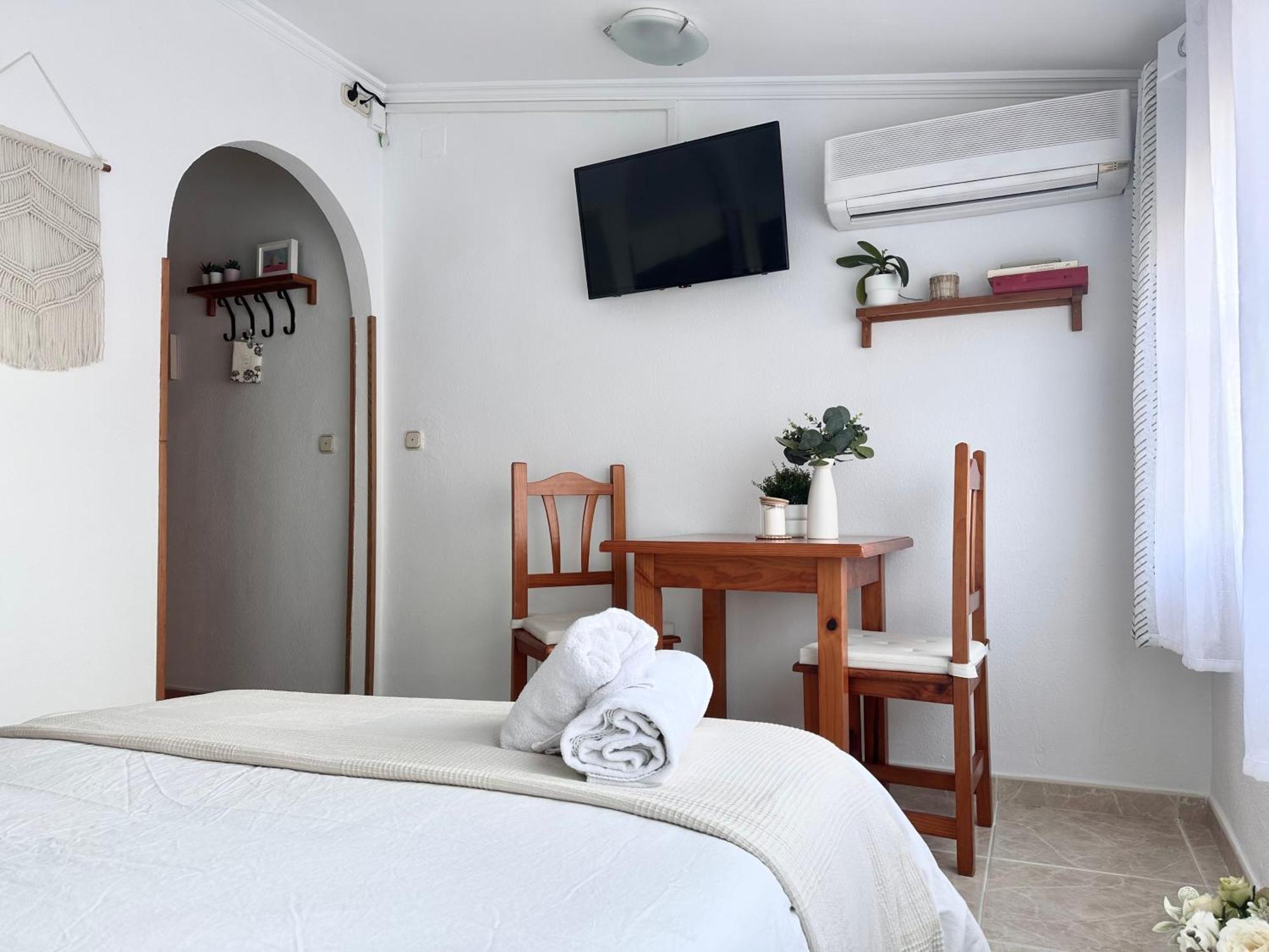 Cozy- 100m From The With Pool & Perfect For2 Torremolinos