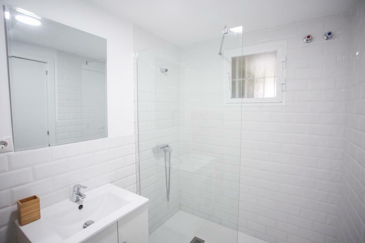 Apartamento En La Carihuela Con Piscina Y Parking, Al Lado De La Playa Apartment