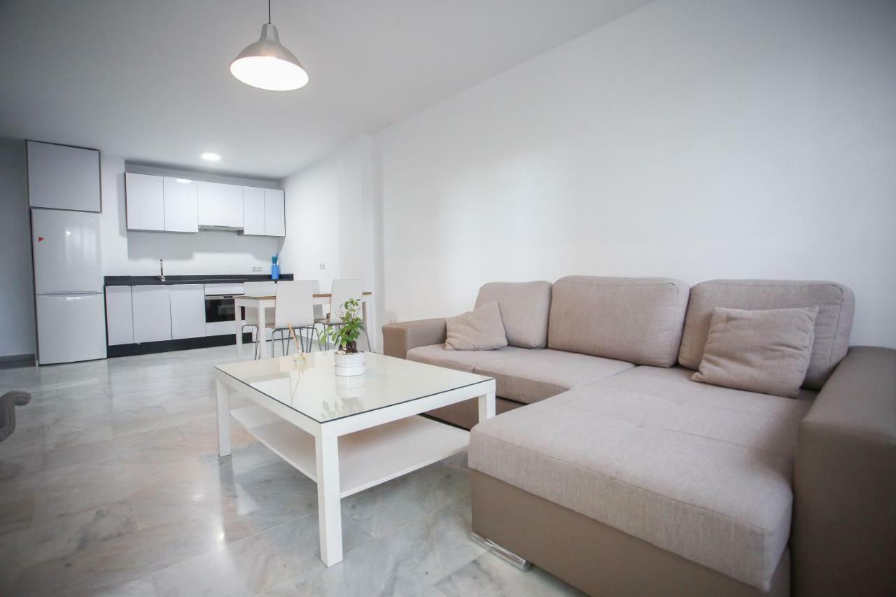 Apartamento En La Carihuela Con Piscina Y Parking, Al Lado De La Playa * Torremolinos