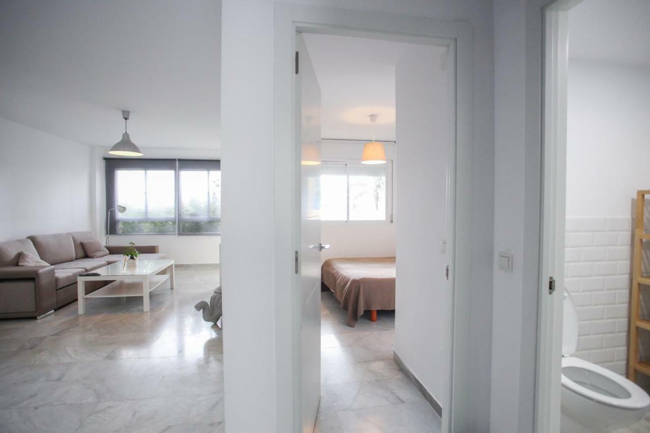 Apartamento En La Carihuela Con Piscina Y Parking, Al Lado De La Playa Apartment