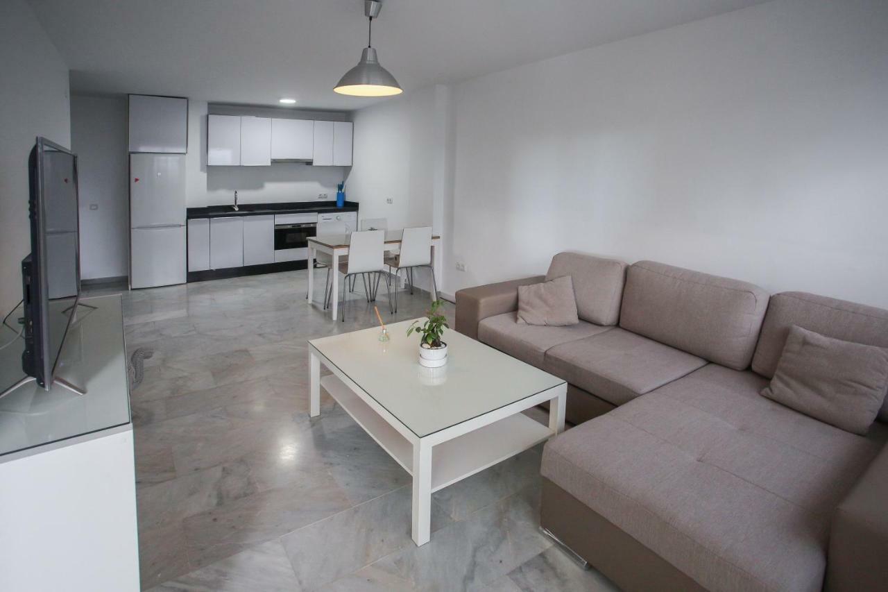 Apartamento En La Carihuela Con Piscina Y Parking, Al Lado De La Playa Torremolinos