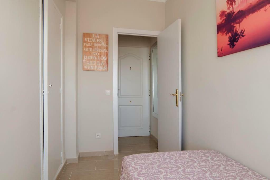 Calle La Toja S/n. Los Alamos Appartement *