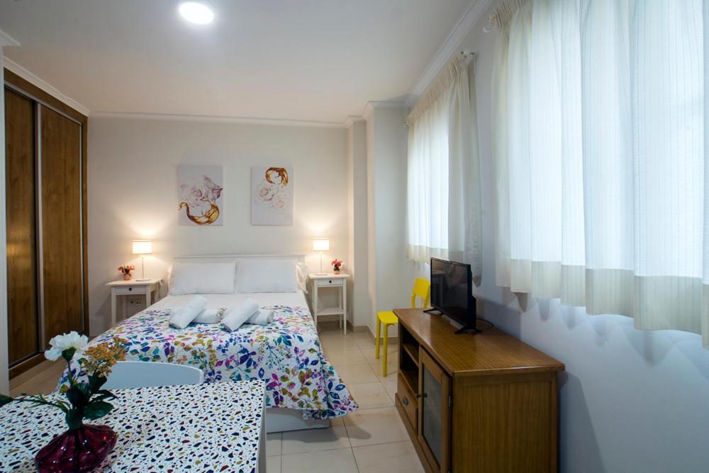 Amat - Only Adult - Playa El Bajondillo