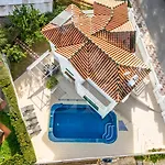 Full House With Pool, Bbq And Garden By Rems