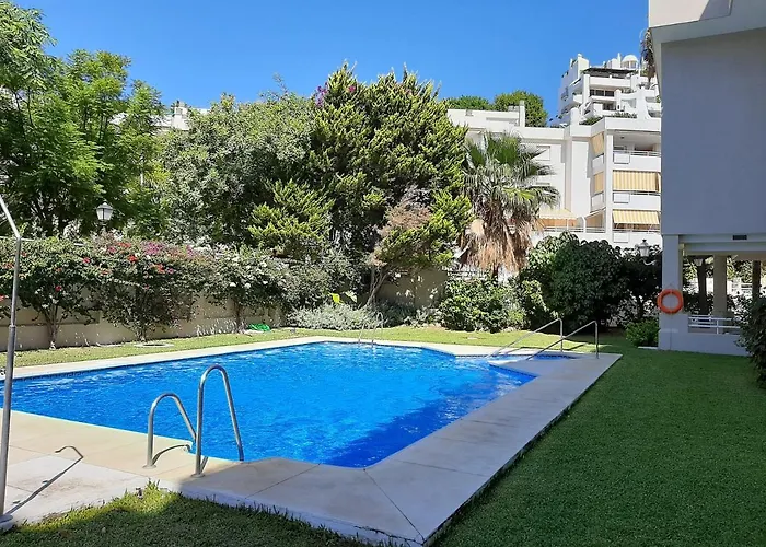 Apartamentos Lola Y Manuela En Primera Linea Playa Carihuela Con Excelente Terraza-Jardin De 80 M2 Frente Al Mar Con Aparcamiento Privado Ideal Para Descansar Oyendo Las Olas Del Mar