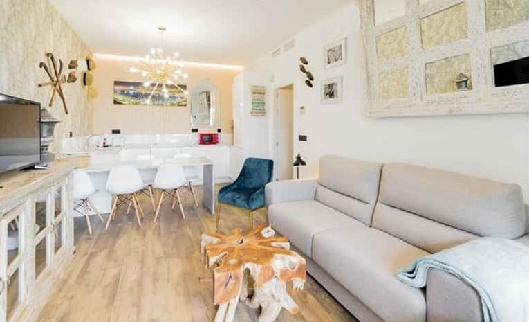 Apartment Lola Y Manuela En Primera Linea Playa Carihuela Con Excelente Terraza-jardin De 80 M2 Frente Al Mar Con Aparcamiento Privado Ideal Descansar Oyendo Olas Del Mar *