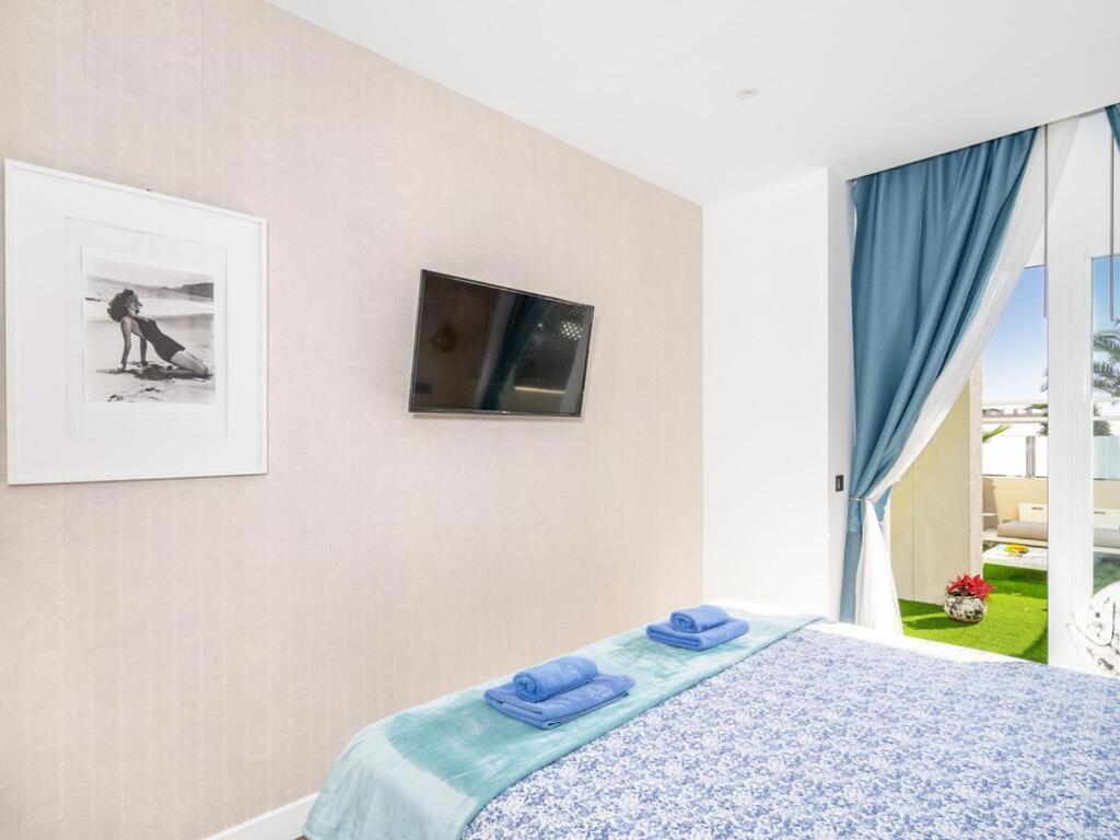 Lola Y Manuela En Primera Linea Playa Carihuela Con Excelente Terraza-jardin De 80 M2 Frente Al Mar Con Aparcamiento Privado Ideal Descansar Oyendo Olas Del Mar Apartment
