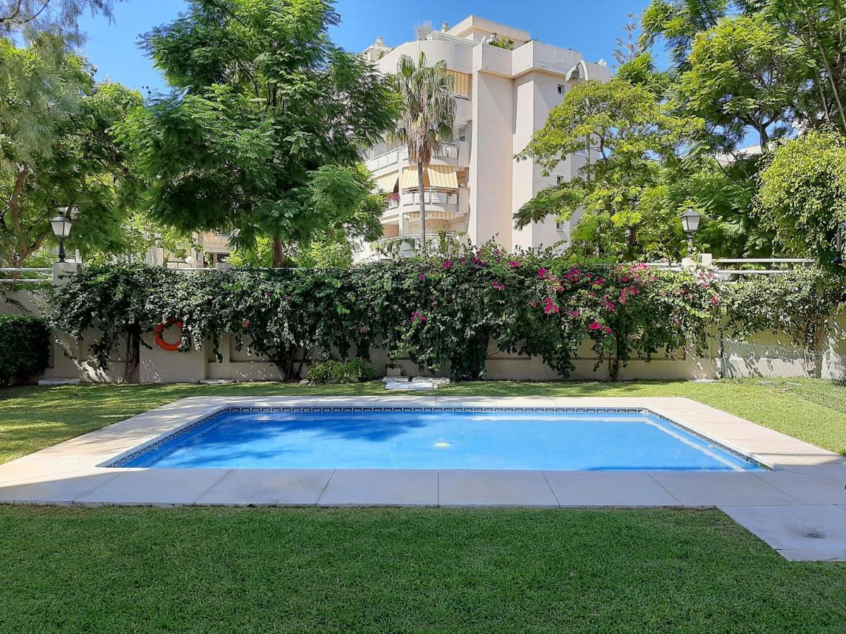 Apartment Lola Y Manuela En Primera Linea Playa Carihuela Con Excelente Terraza-jardin De 80 M2 Frente Al Mar Con Aparcamiento Privado Ideal Descansar Oyendo Olas Del Mar Torremolinos