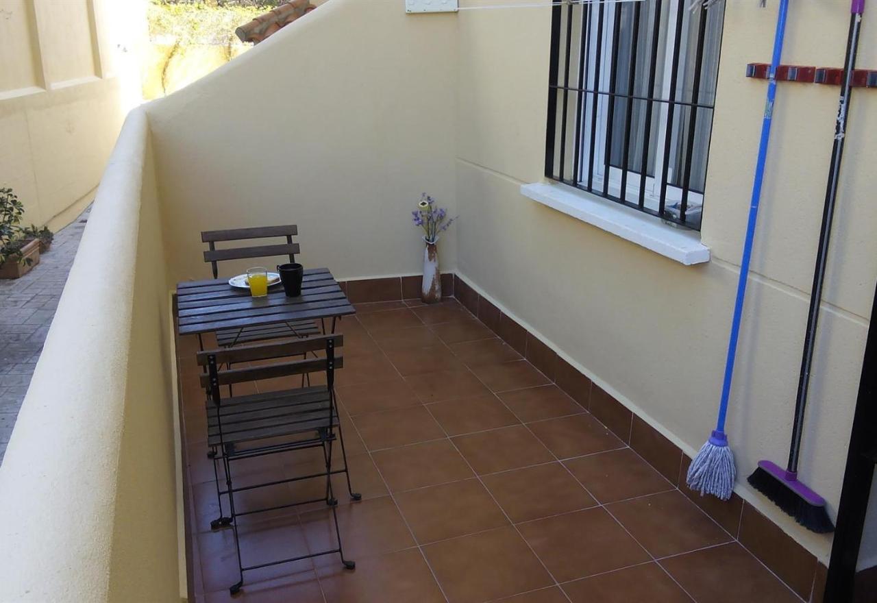 Family Friendly Patio And Poolview Apartment