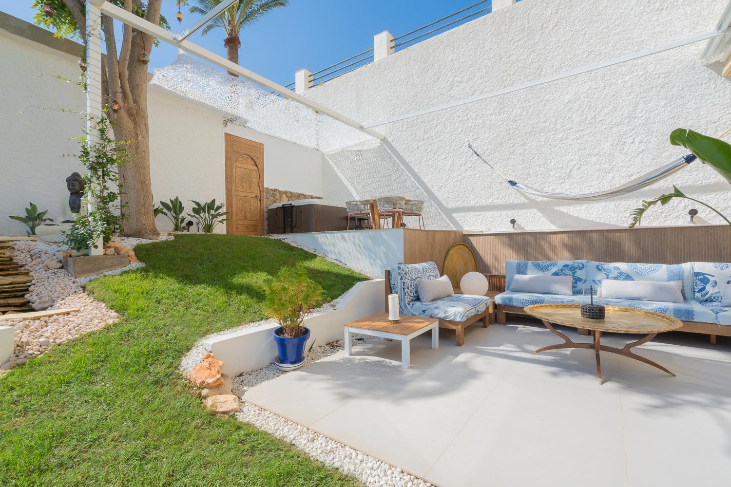 Seaside Tranquility And Urban Luxury - Stylish Duplex In W Jacuzzi Apartment