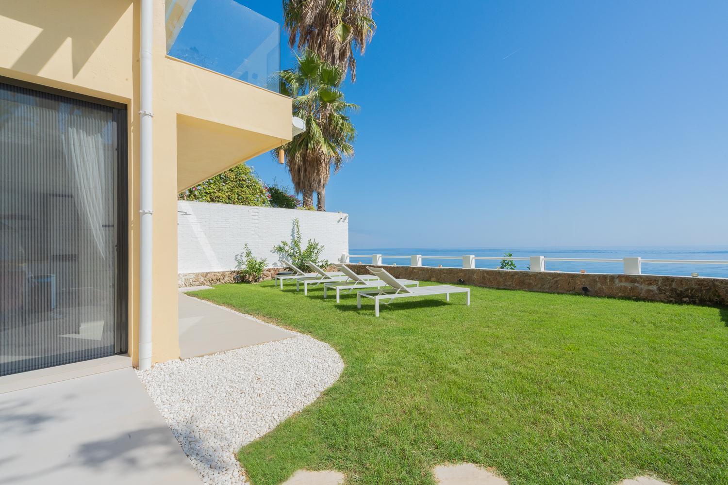Seaside Tranquility And Urban Luxury - Stylish Duplex In W Jacuzzi