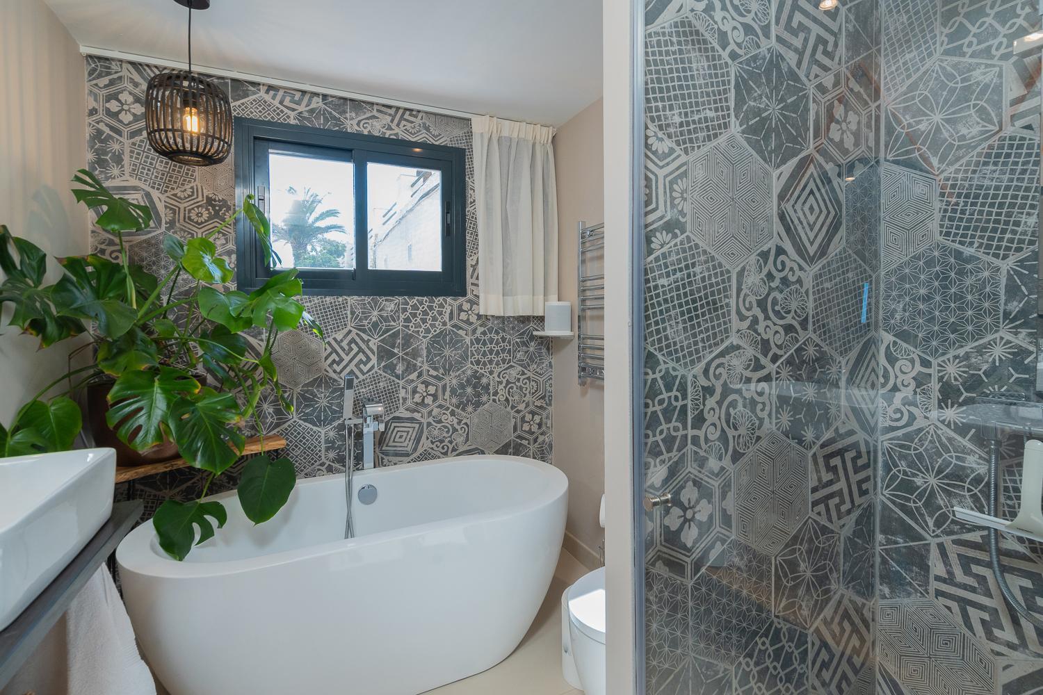Seaside Tranquility And Urban Luxury - Stylish Duplex In W Jacuzzi