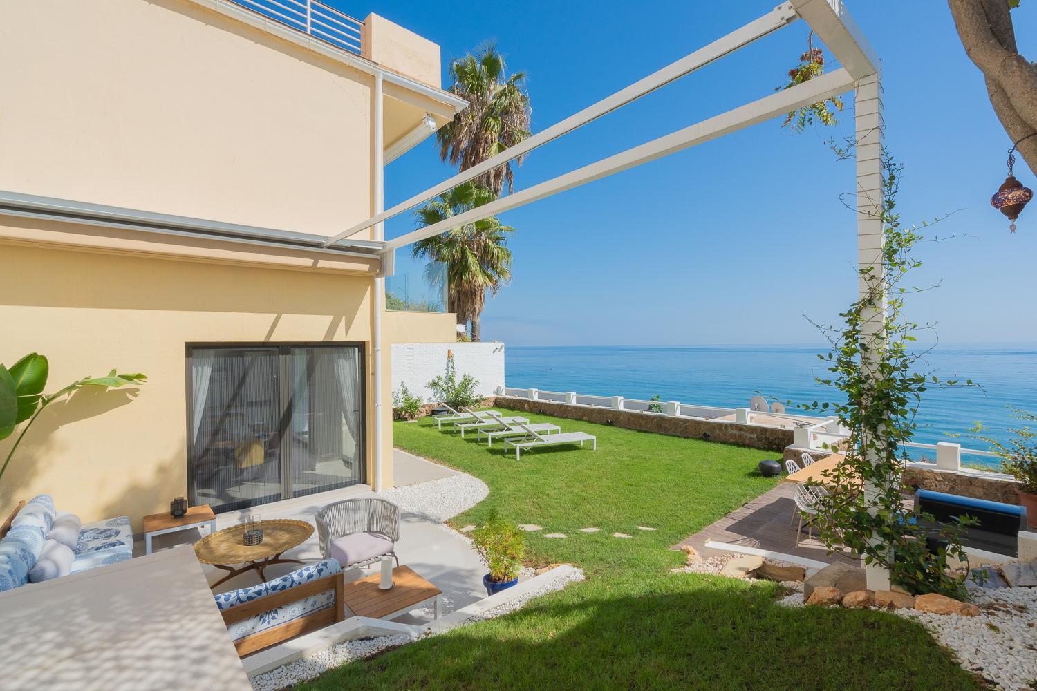 Seaside Tranquility And Urban Luxury - Stylish Duplex In W Jacuzzi Apartment *