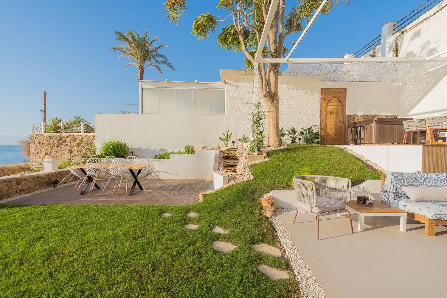 Seaside Tranquility And Urban Luxury - Stylish Duplex In W Jacuzzi Apartment *