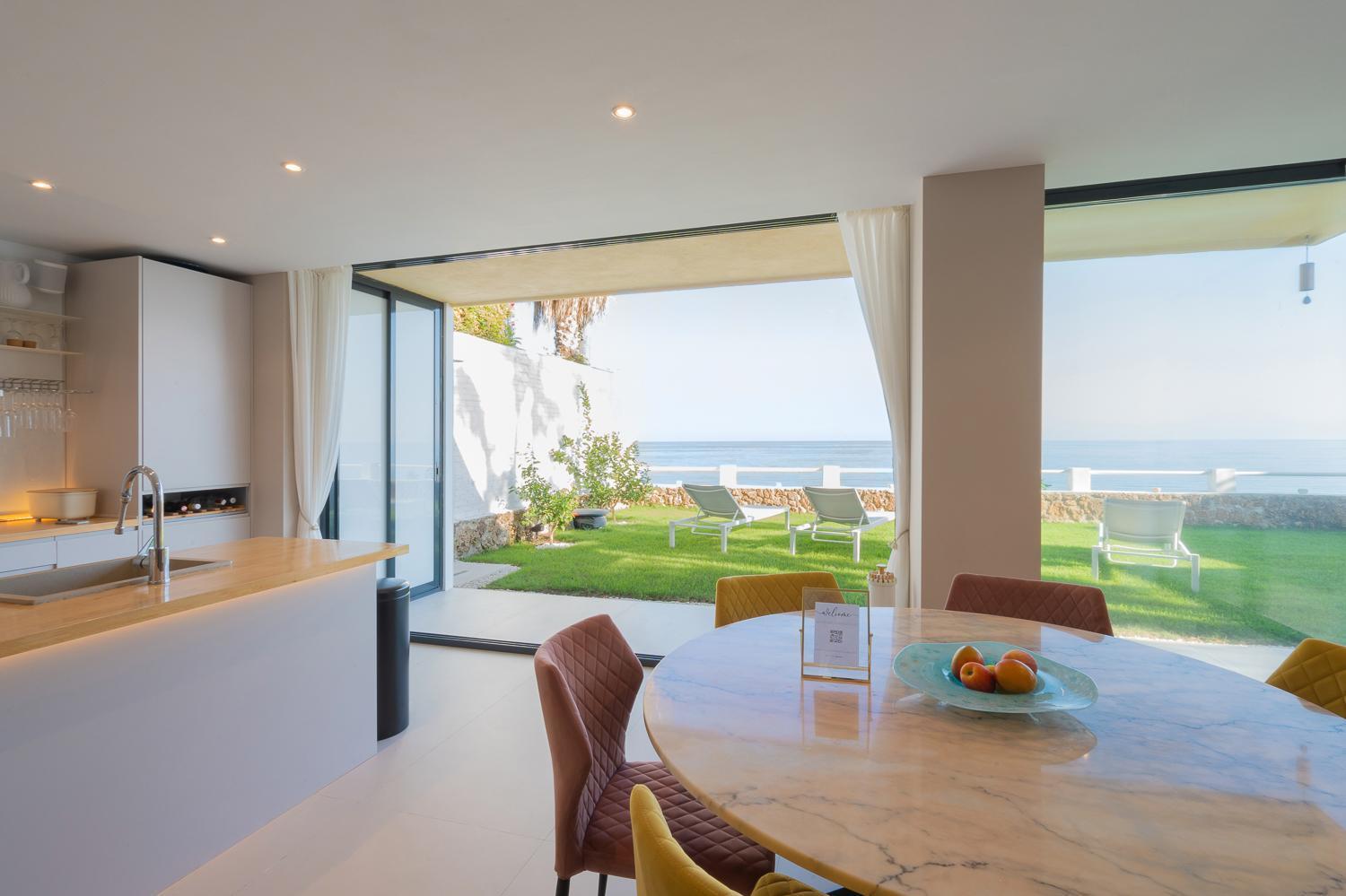 Seaside Tranquility And Urban Luxury - Stylish Duplex In W Jacuzzi Apartment *