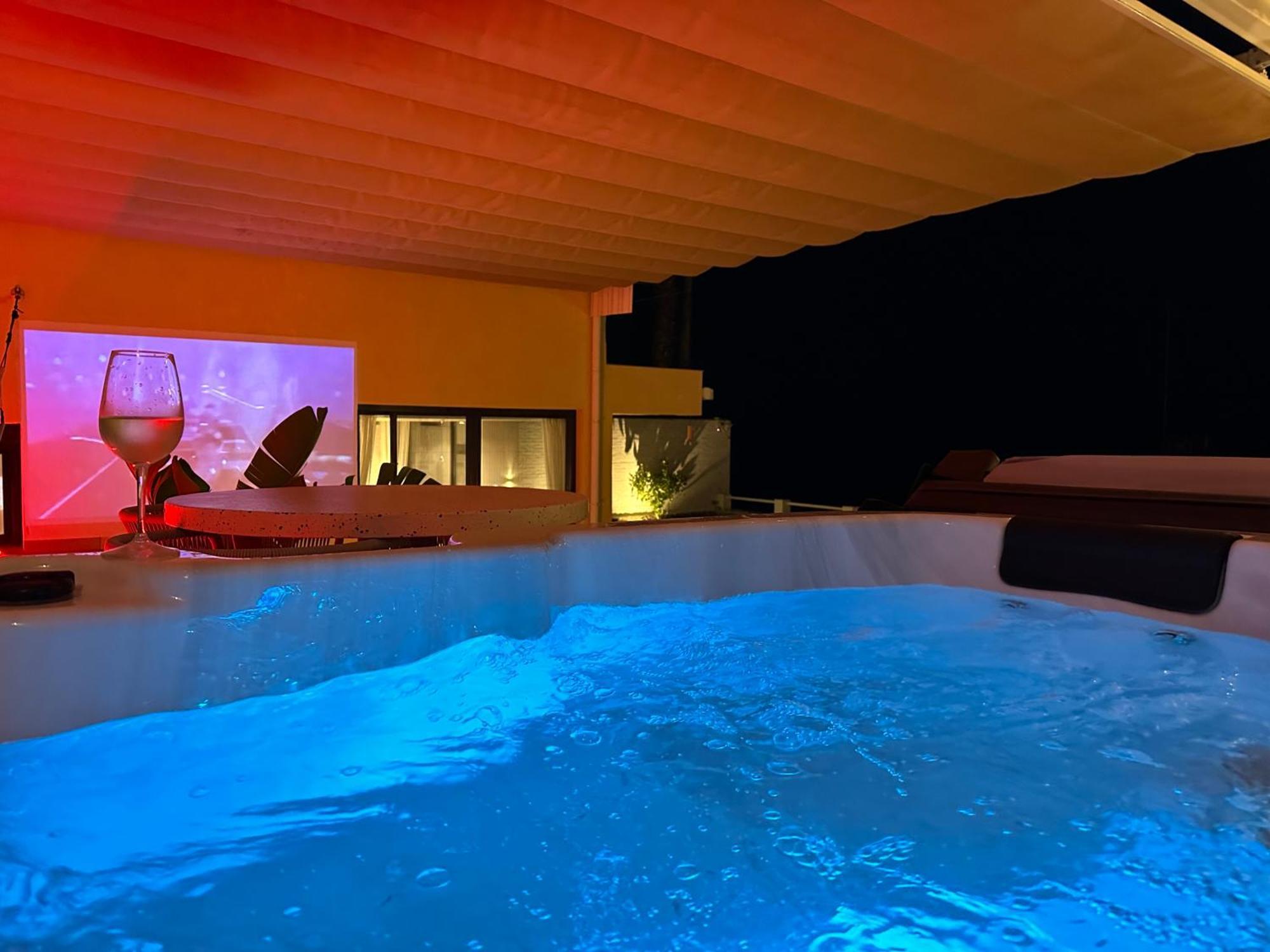 Seaside Tranquility And Urban Luxury - Stylish Duplex In W Jacuzzi Apartment *