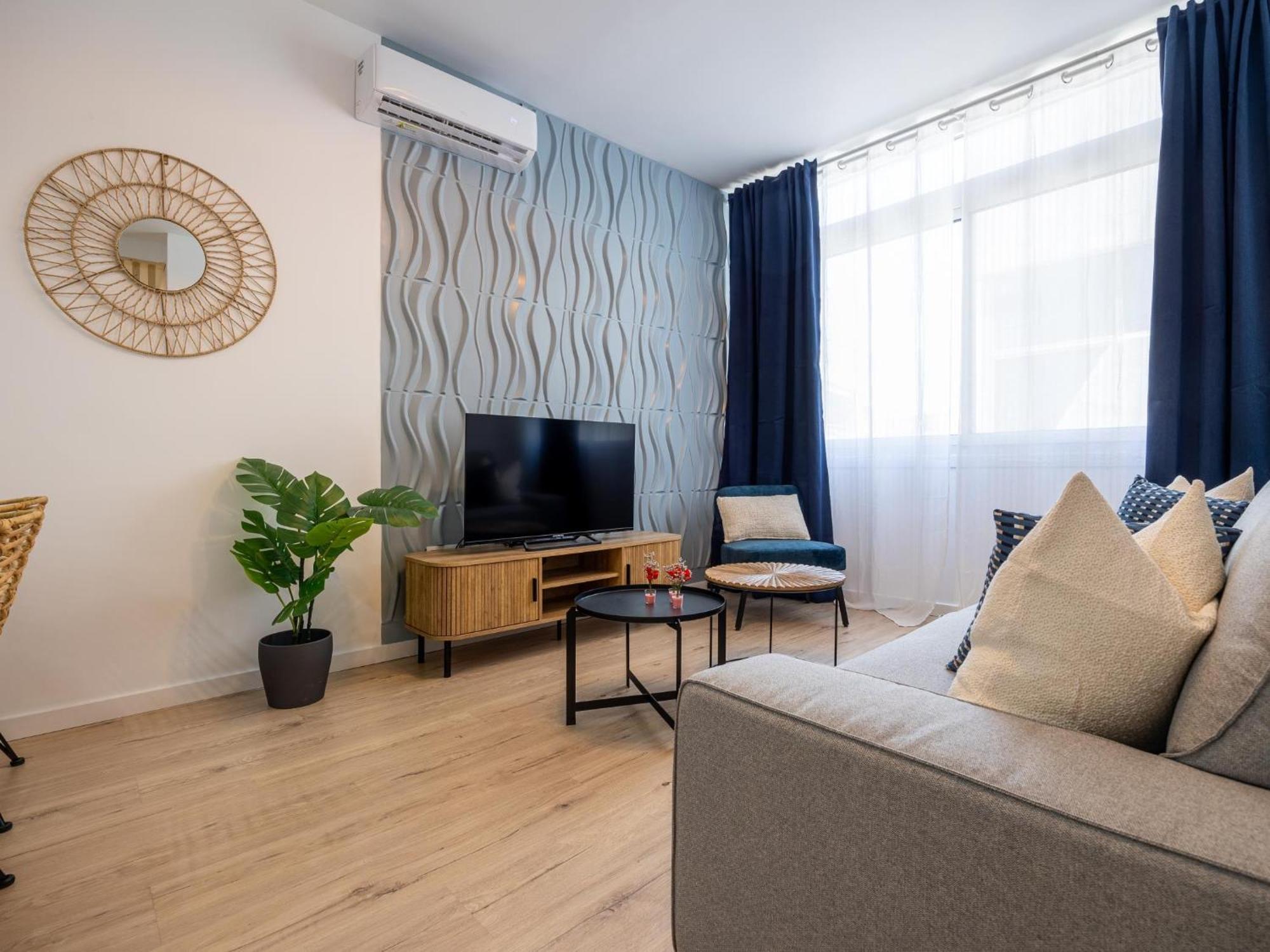 3 Pax Renovado Centro Wifi Ascensor Playa A 5 Min Parking Apartment
