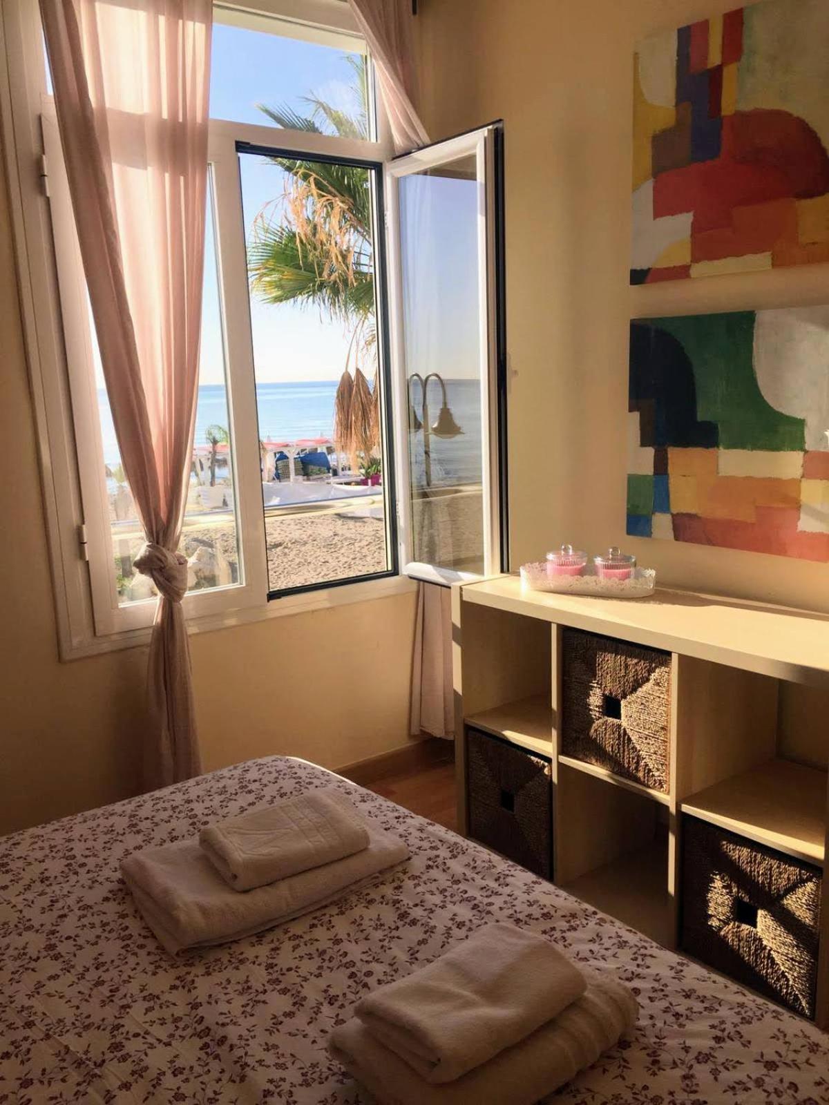 Tess Apartamento Frontbeach La Roca Chica * Torremolinos