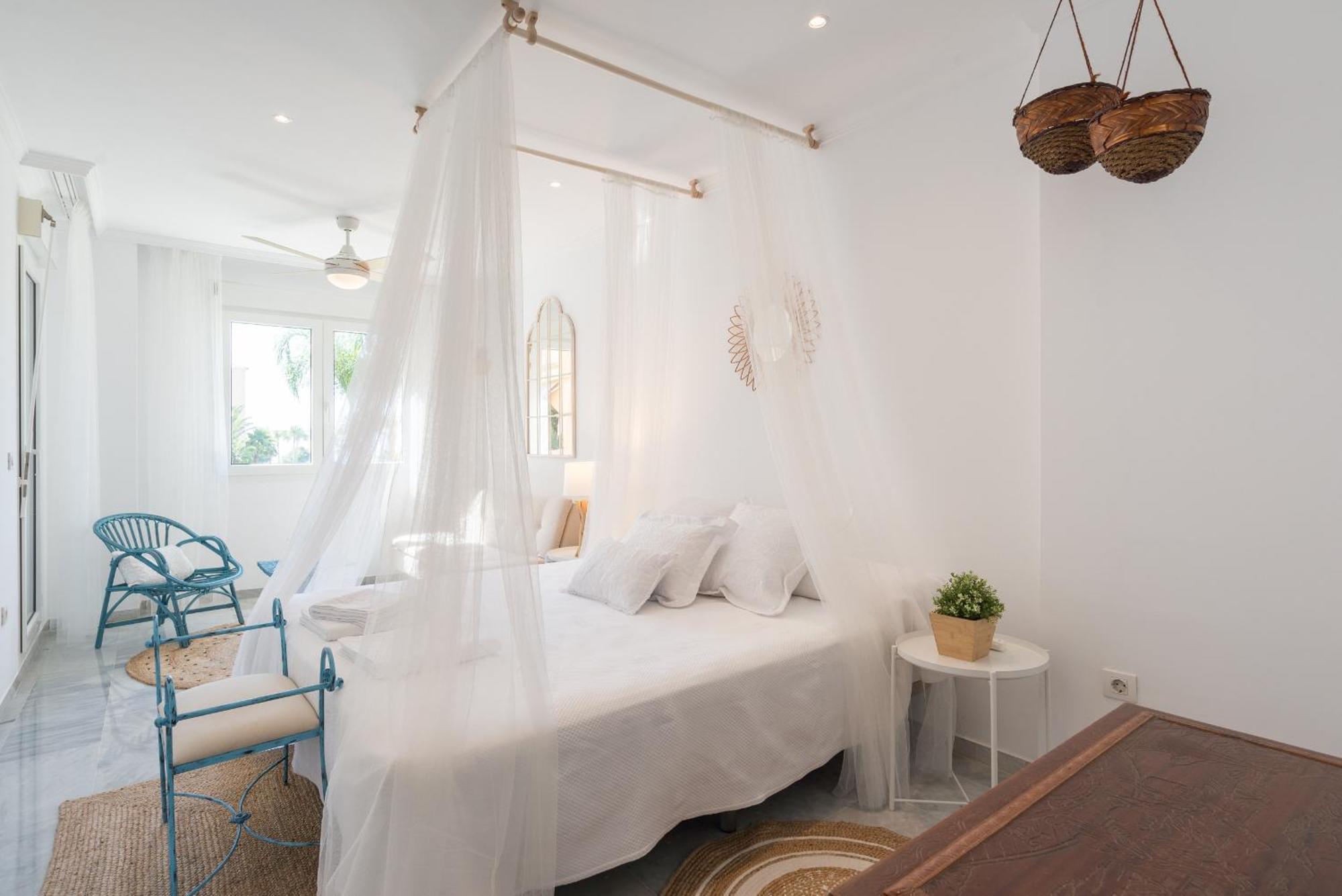 Apartment Boho Chic- Beachfront - Free Bikes - Salt Water Pool