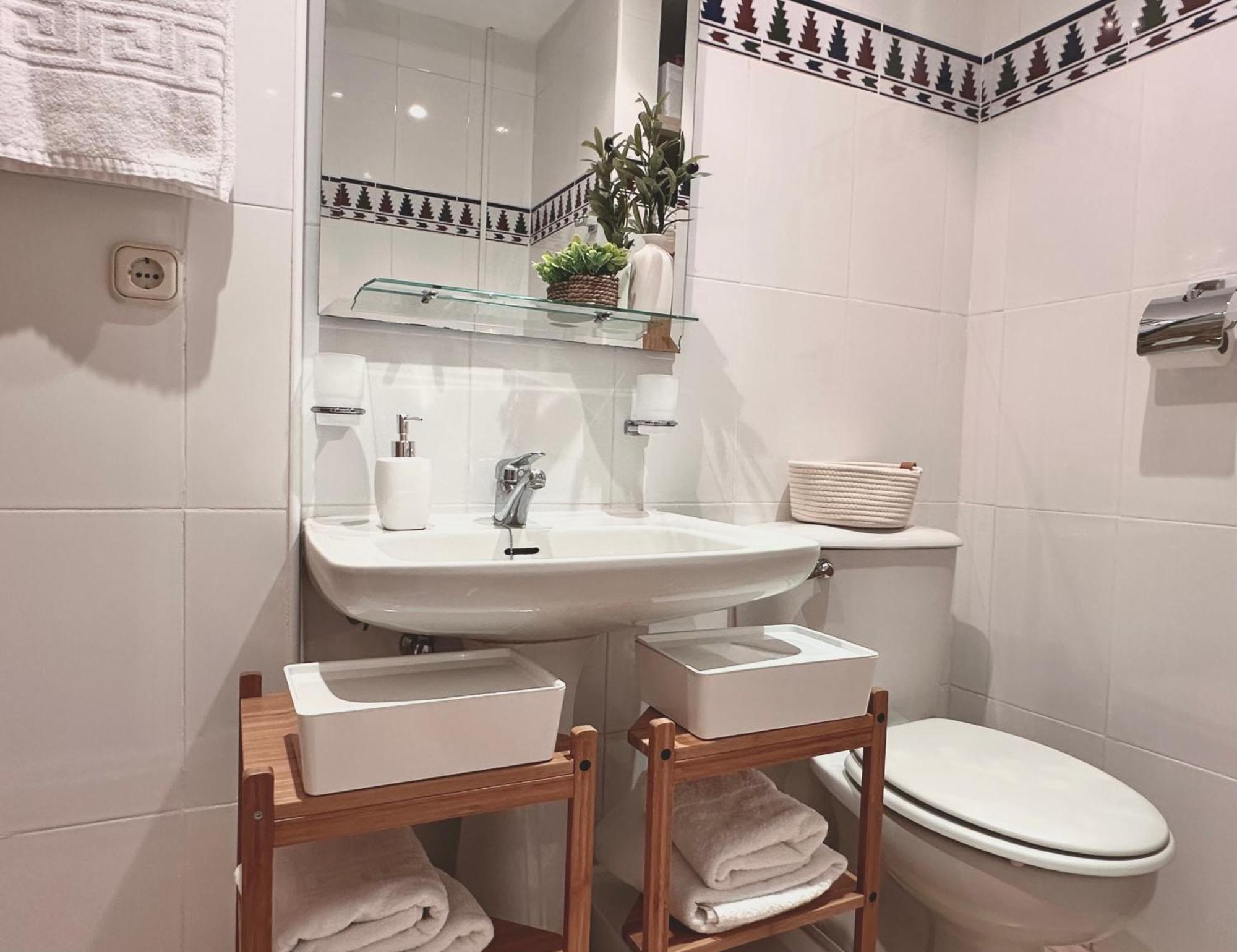 Cozy- 100m From The With Pool & Perfect For2