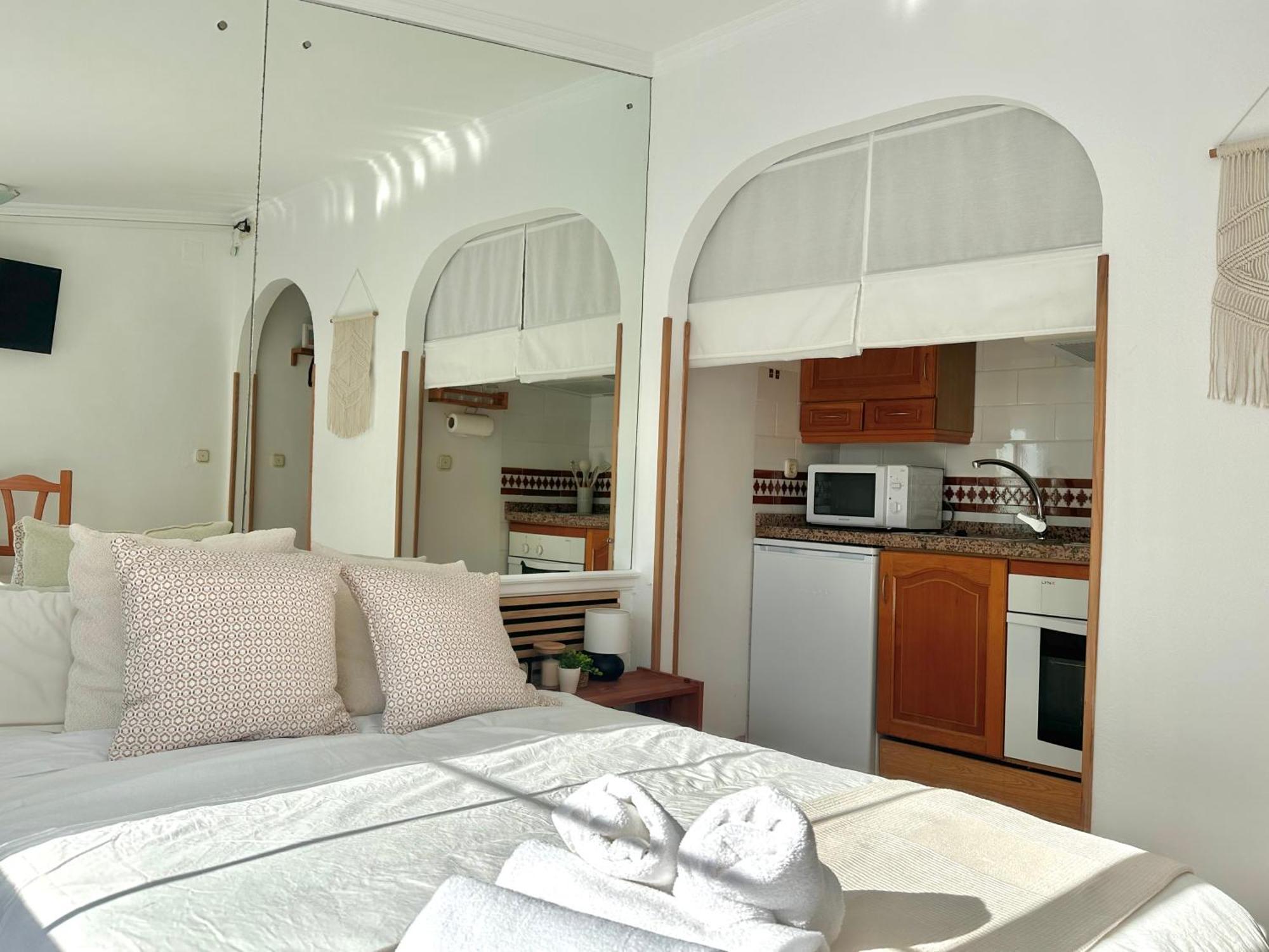 Apartment Cozy- 100m From The With Pool & Perfect For2 *