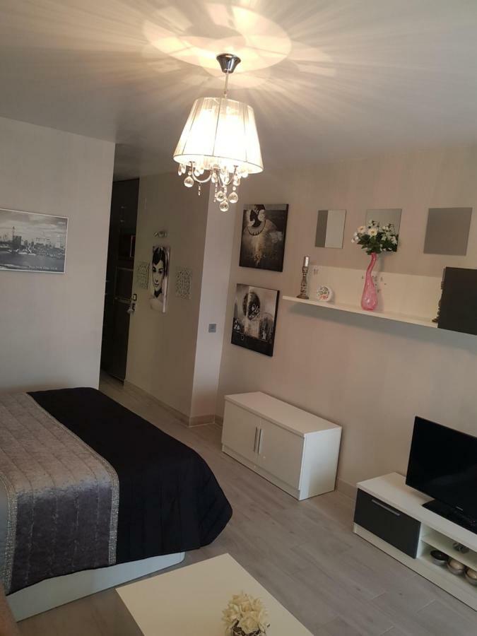Studio Apartment *